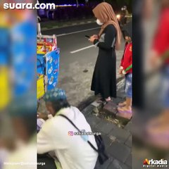 Sambil Menunggu Pelanggan, Pedagang Es Krim Terekam Baca Alquran