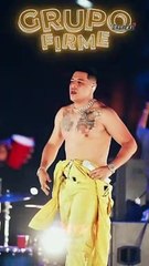 EduinCaz canta por primera vez sin camisa en uno de sus conciertos.  ¿Qué les parece?