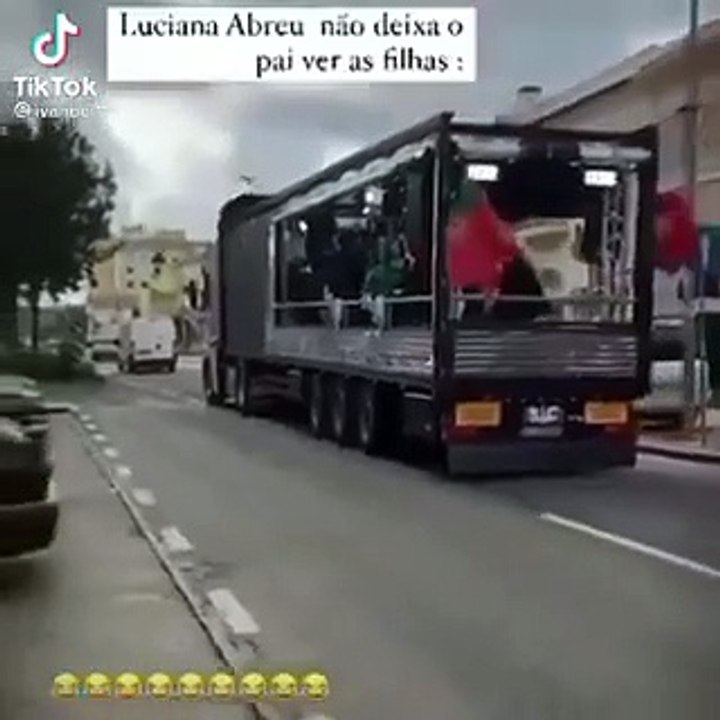 Luciana Abreu recebe enxovalhanço em público: "Ot*ria de m*rda, deixa ver os filhos".