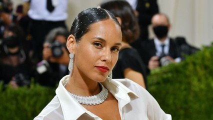 Alicia Keys : elle ose le chignon avec cet accessoire surprenant