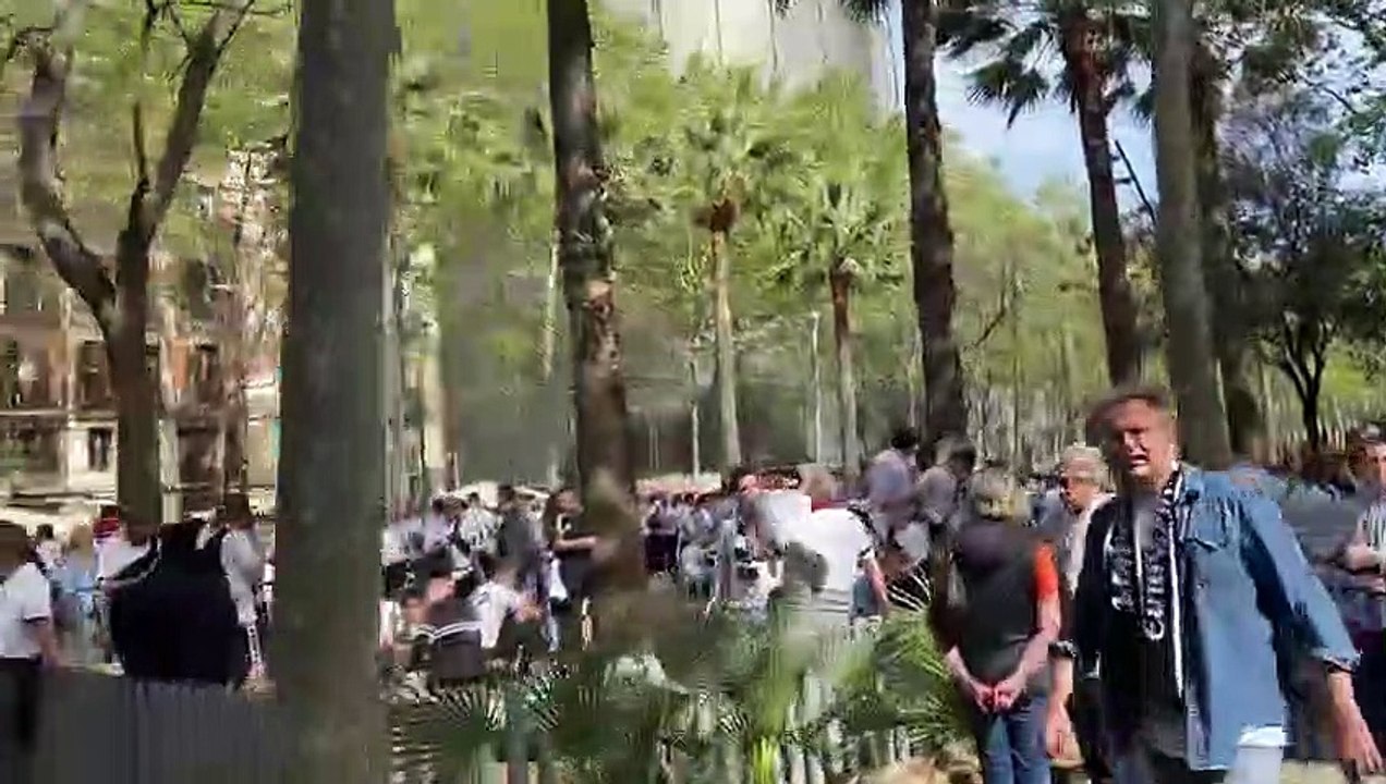 Miles de hinchas alemanes beben alcohol en la rambla del Raval