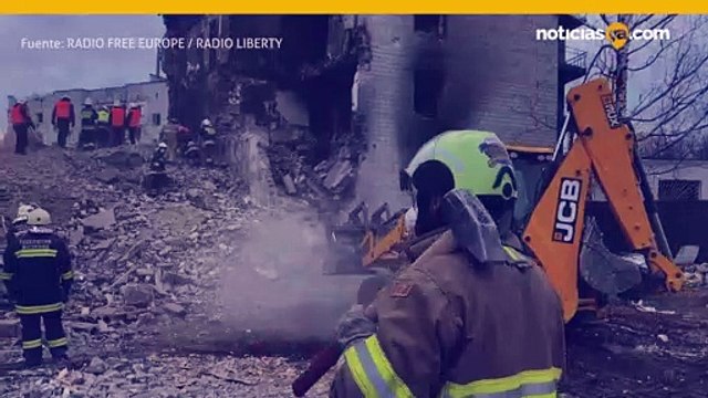 Los rescatistas examinan los escombros en busca de cuerpos en Borodianka, Ucrania.