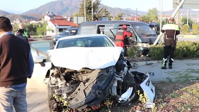 Kamyonet ile otomobilin çarpıştığı kazada 5 kişi yaralandı