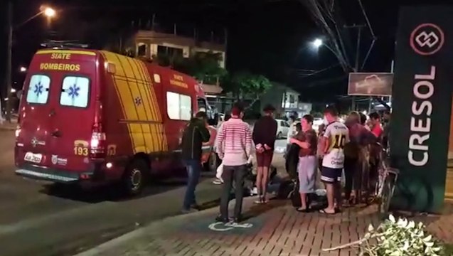 Três pessoas se envolvem em atropelamento na Rua Rio da Paz e ficam feridas