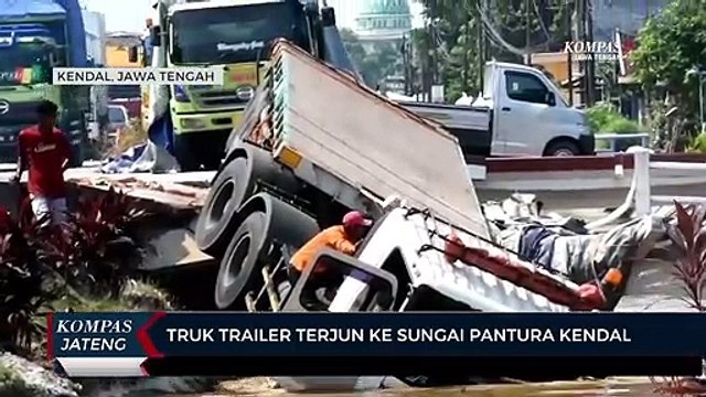 Truk Trailer Terjun ke Sungai Pantura Kendal