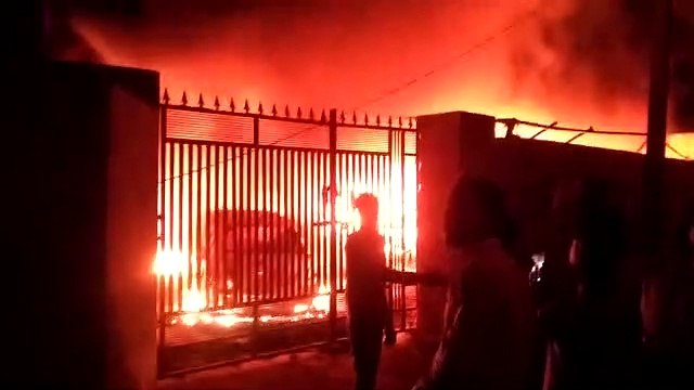 बोरावड़ में आधी रात लगी भीषण आग, टेंट सामान के साथ कार भी जली