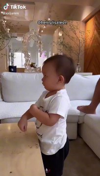 Ngoài nói chuyện rành mạch, Leon - Lisa giờ cứ nghe nhạc là múa nhảy