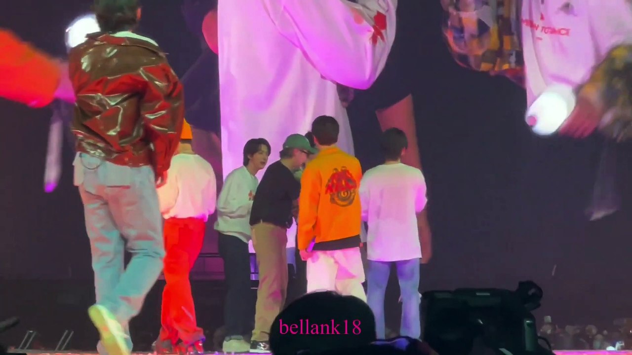 PTD ON STAGE LAS VEGAS  DAY - 1 Army bomb wave + Ending ment (RM says ignore the haters)