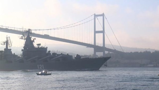 RUSYA'NIN BATAN AMİRAL GEMİSİ BOĞAZ'DAN GEÇERKEN GÖRÜNTÜLENMİŞTİ