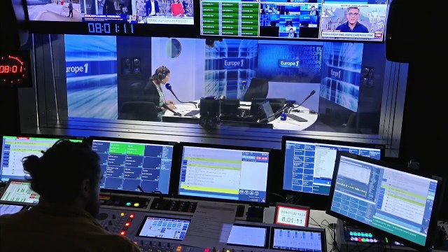 Présidentielle : Emmanuel Macron en génuflexion sur le parvis de Notre-Dame de Paris