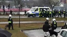 İsveç'te polis koruması altında Kur'an-ı Kerim'i yaktılar! Müslüman düşmanlığı bitmek bilmiyor