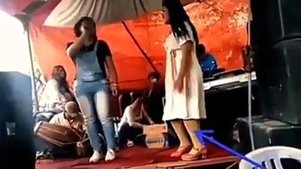 Celana dalam biduan ini melorot saat bernyanyi