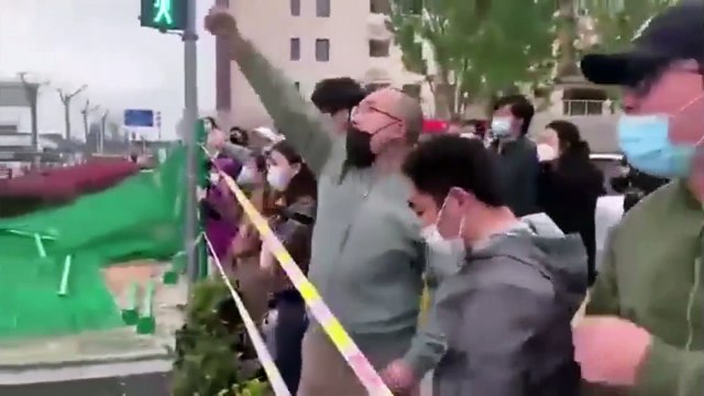 Sıkı koronavirüs tedbirleri sonrası Çin halkı ayaklandı