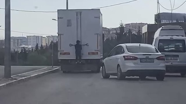 Pendik'te kamyonet arkasına tutunan çocuk ölümden döndü