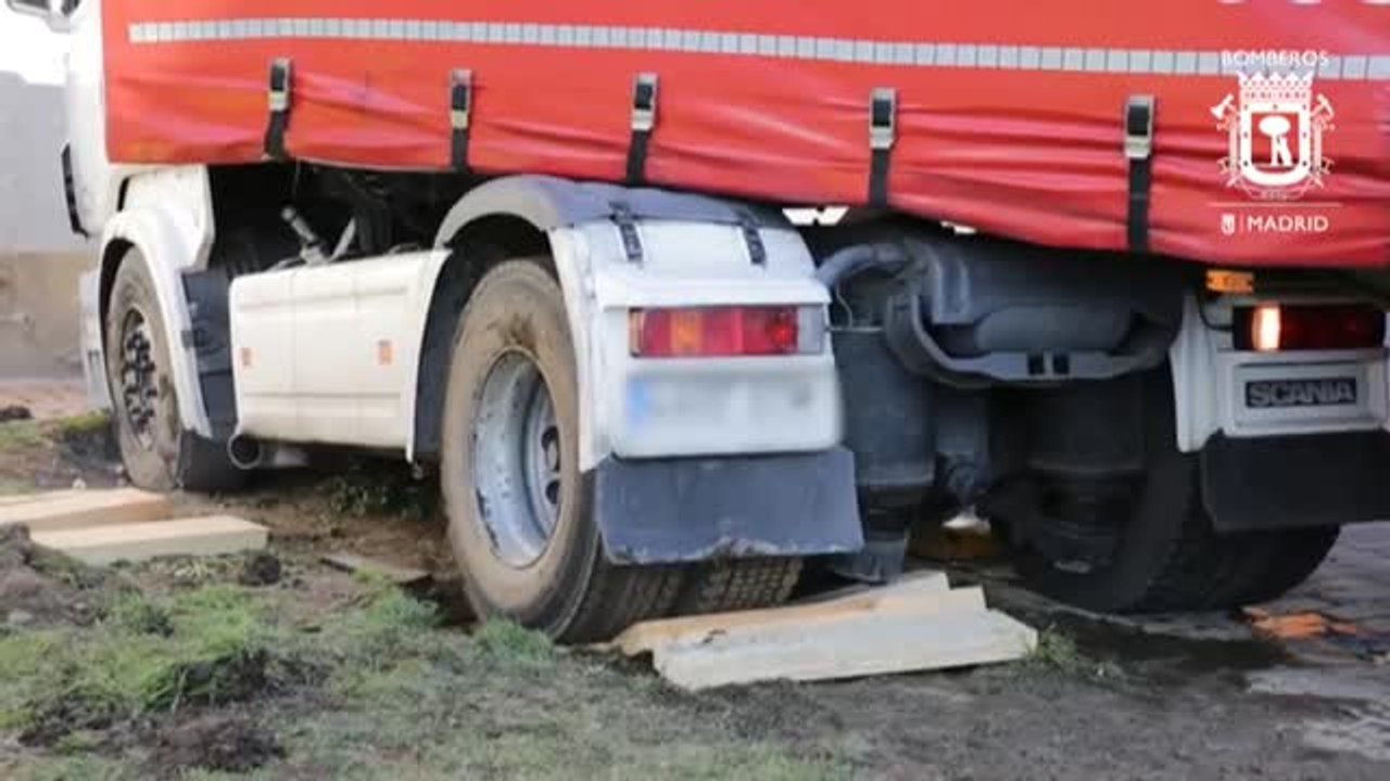 Un camión queda atrapado en una calle de la localidad madrileña de Vicálvaro