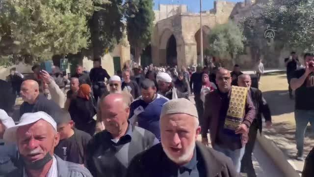 İsrail polisinin baskını sonrasında Mescid-i Aksa'da ramazanın ikinci cuması için kapılar açıldı