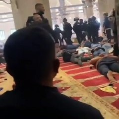 İsrail polisi Mescid-i Aksa'da Filistinlileri gözaltına aldı