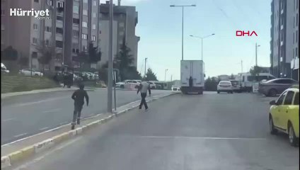 Pendik'te kamyonet arkasına tutunan çocuk ölümden döndü