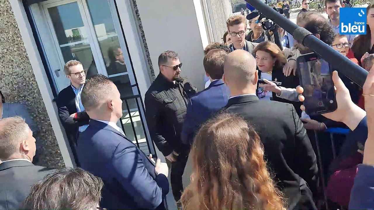 Emmanuel Macron lors de son arrivée au Havre avant l'émission France Bleu "Ma France" lors d'un déplacement en campagne présidentielle