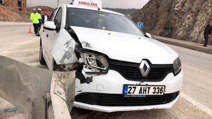 Otomobil bariyerlere çarptı: 3 yaralı