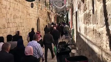 مئات المصلين يتمكنون من دخول المسجد الأقصى المبارك عقب فتح باب الأسباط