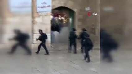 İsrail polisi Mescid-i Aksa'da Müslümanlara saldırdı: 152 yaralı