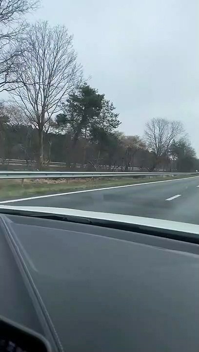 Il se fait doubler par un bolide sur l'autoroute mais ça ne va pas durer longtemps