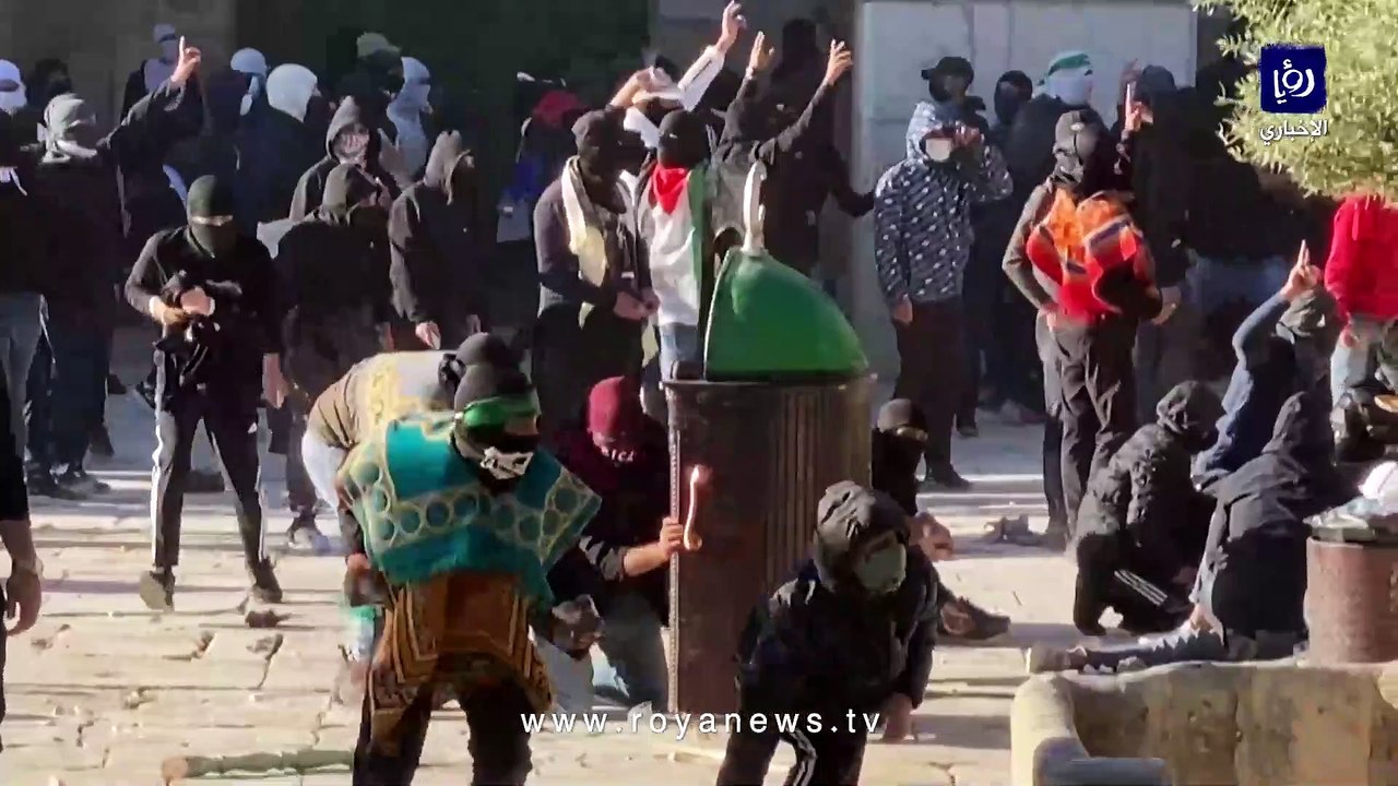 مشاهد من المواجهات بين الفلسطينيين وقوات الاحتلال في المسجد الأقصى صباح الجمعة