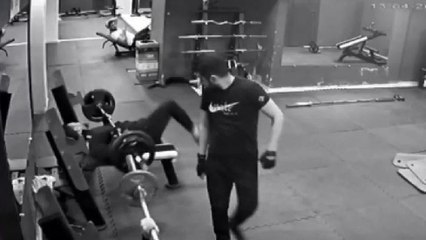 80 kiloluk halterin altında kaldı, 5 kaburgası kırıldı