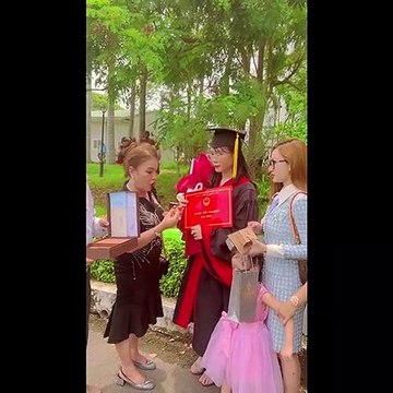 Vừa tốt nghiệp đại học, cô gái được mẹ tặng nhẫn kim cương hơn 1 tỉ