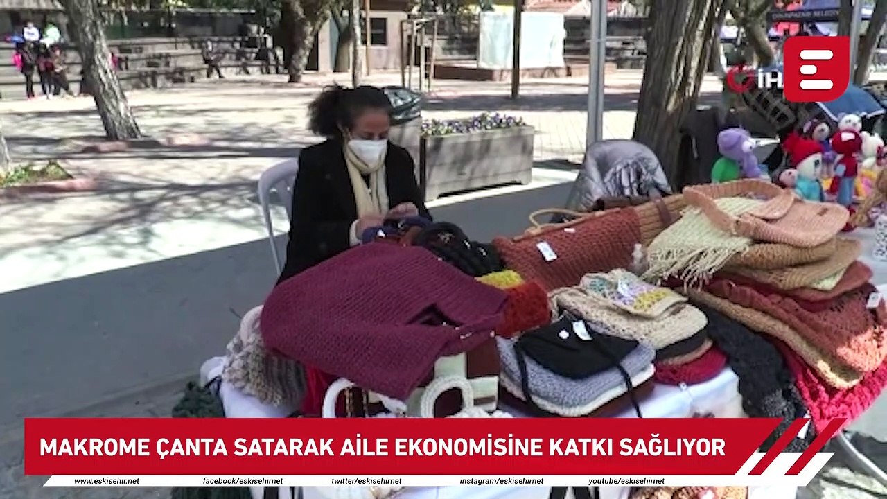 Makrome çanta satarak aile ekonomisine katkı sağlıyor