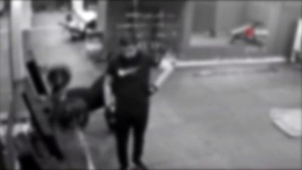 80 kiloluk halterin altında kaldı, 5 kaburgası kırıldı