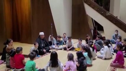 Kahramankazan'da camiye gelen çocuklara hediyeler veriliyor