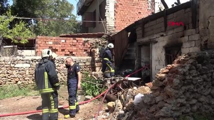 Son dakika: KORUMA ALTINDAKİ METRUK GECEKONDUDA ÇIKAN YANGIN KORKUTTU