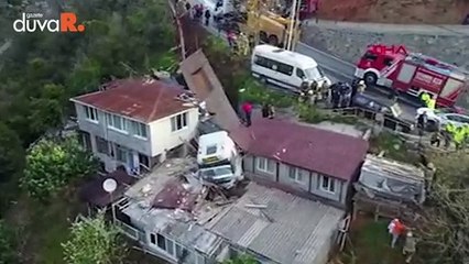 Sarıyer'de gecekondunun üzerine demir yüklü tır devrildi