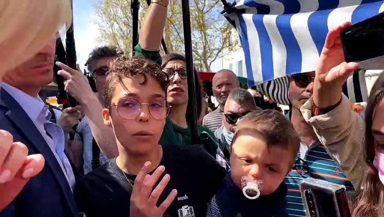 Interrogée par une femme sur le mariage pour tous, Marine Le Pen affirme qu'elle "ne retirera aucun droit aux Français" si elle est élue présidente - VIDEO