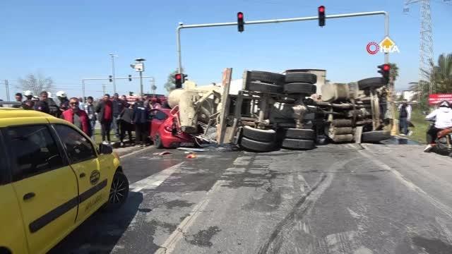 Son dakika haberi... Antalya'da facia gibi kaza... Beton mikseri önce kamyona ve otomobile çarptı, ardından bir aracın üzerine devrildi