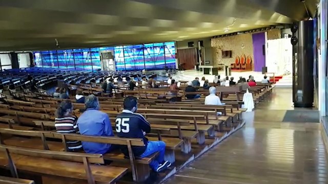 Fiéis se reúnem em adoração ao Santíssimo nesta Sexta-feira da Paixão