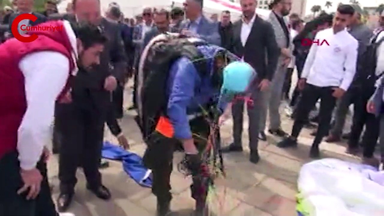 Protokolün üzerine paraşütle indi