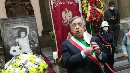 Letizia Battaglia, un minuto di silenzio prima della cerimonia funebre