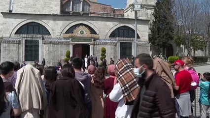 Cumhurbaşkanı Erdoğan, Ayasofya çıkışı vatandaşlarla sohbet etti