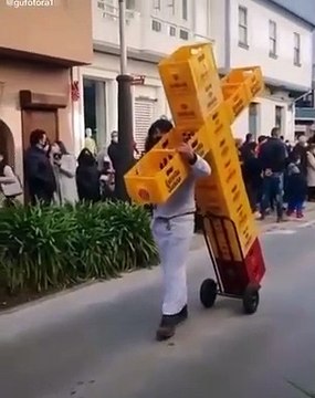 Jésus Belge transporte une croix de bières