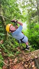 Un tyrolienne qui s'arrête brutalement avec un obstacle étrange au milieu du parcours