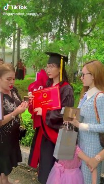 Vừa tốt nghiệp đại học, gái út được mẹ tặng nhẫn kim cương 1 tỷ 4
