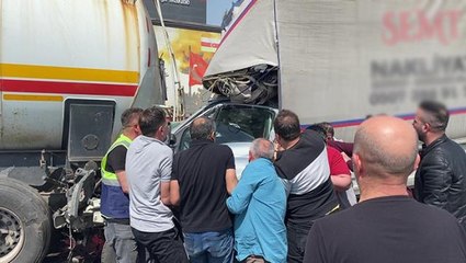 Zincirleme kazada kamyonetinde sıkışan sürücüyü vatandaşlar kurtardı