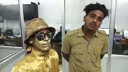 चेहरे पर पुता हुआ सुनहरी रंग और ऊपर से भीषण गर्मी में गुजारे के लिए स्टेच्यू बनने को मजबूर