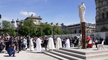 Notre-Dame de Paris : trois ans après l’incendie, des fidèles prient sur le parvis « dans la joie »