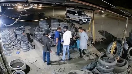 Toujours maintenir les distances de sécurité... surtout quand le trottoir est fragile