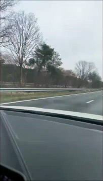 Il se fait doubler par une lamborghini sur l'autoroute mais ça ne va pas durer longtemps