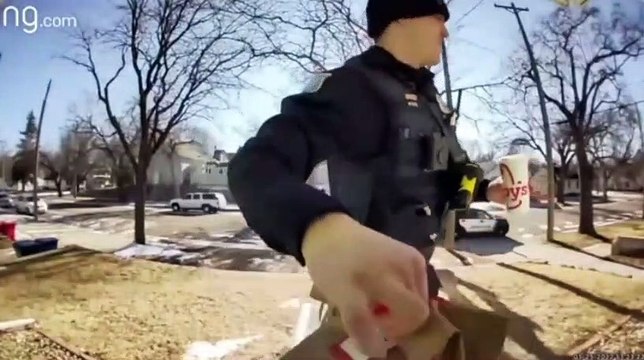 Un policier fait la livraison à la place du livreur qu'il vient d'arreter